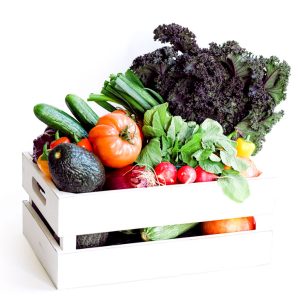 Caja de madera con frutas y verduras